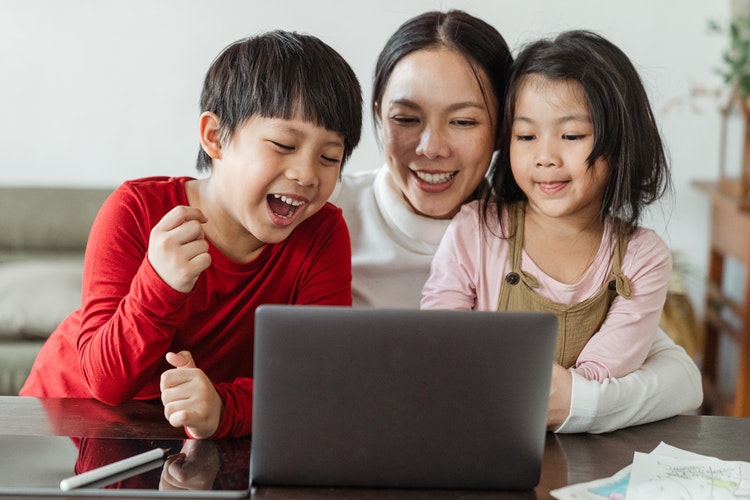 子供オンライン英会話の効果を高めるコツ③家庭内でも英語を使える環境を整える