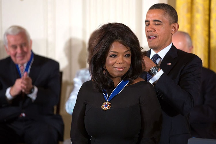 2013年オバマ大統領から大統領自由勲章のメダルを受け取るオプラ